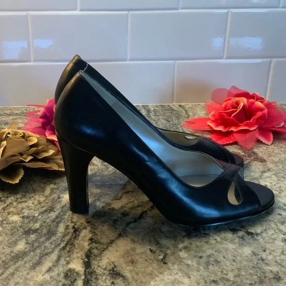 Ladies black high heels by spasm and Libby. Size 6M - Picture 2 of 6